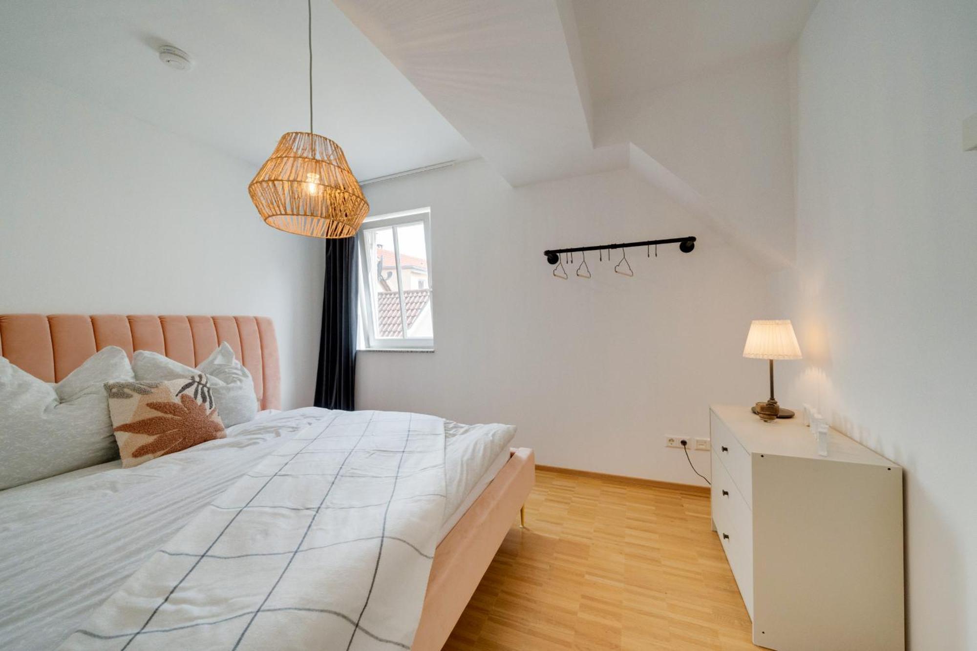 Altstadt Apartment 2 Zimmer Am Weibermarkt รอยท์ลิงเงน ภายนอก รูปภาพ